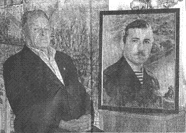 Павло Кіндратович Горошко біля портрета сина